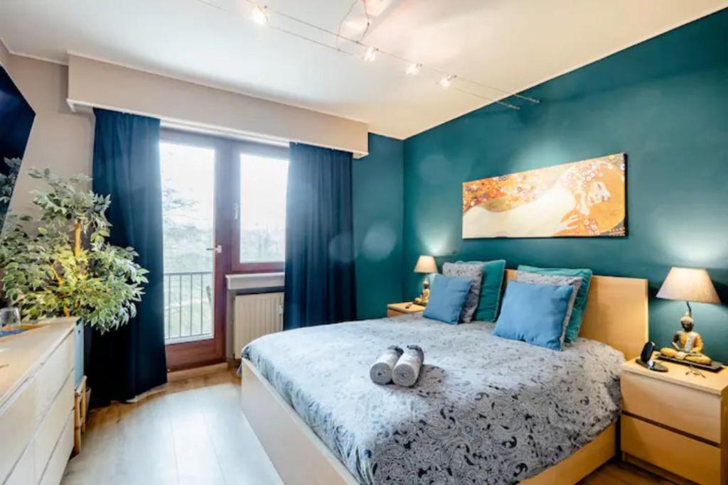蒙多夫莱班Homestay in a nice flat的一间卧室配有一张带蓝色墙壁的大床