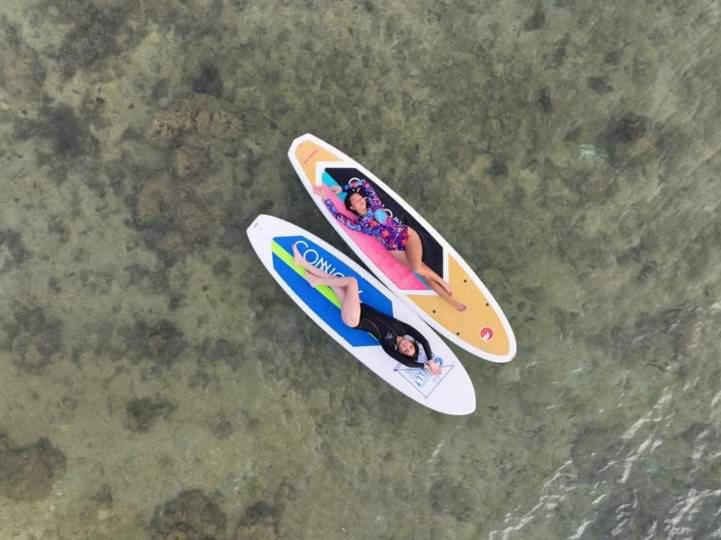 Ohana Resort的两人在水面上的桨船