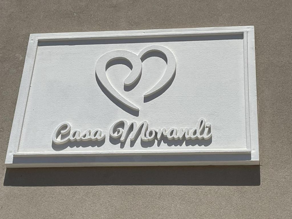 圣温琴佐Casa Morandi MARE的建筑物一侧的亚马逊运动标志