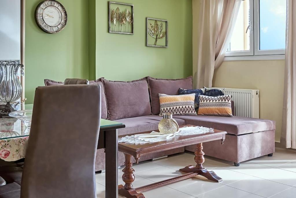 拉里萨Το πιο ευχάριστο διαμέρισμα της πόλης的客厅配有沙发和桌子