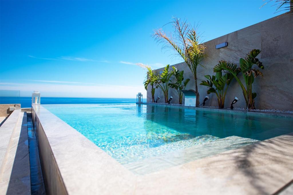 圣何塞Villa Zambudio的一座背景海洋的游泳池