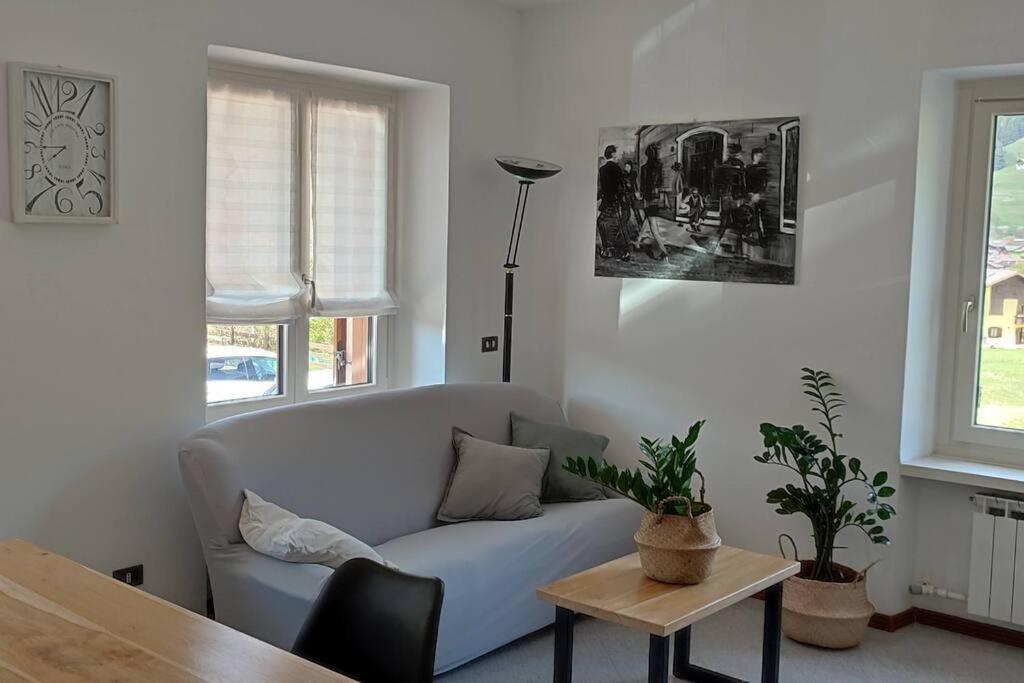 Tiarno di SopraAppartamento Colia的客厅配有沙发和桌子