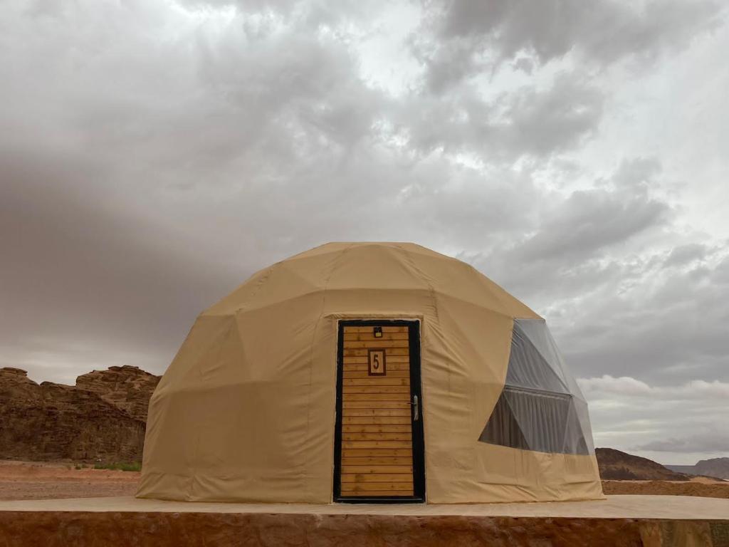 瓦迪拉姆Al Rifi Luxury Camp的沙漠中带门的大帐篷