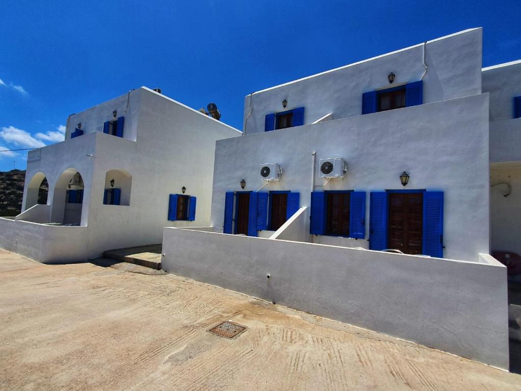 锡基诺斯岛Galini Apartments Sikinos Travel的一栋白色房子,楼内有蓝色门