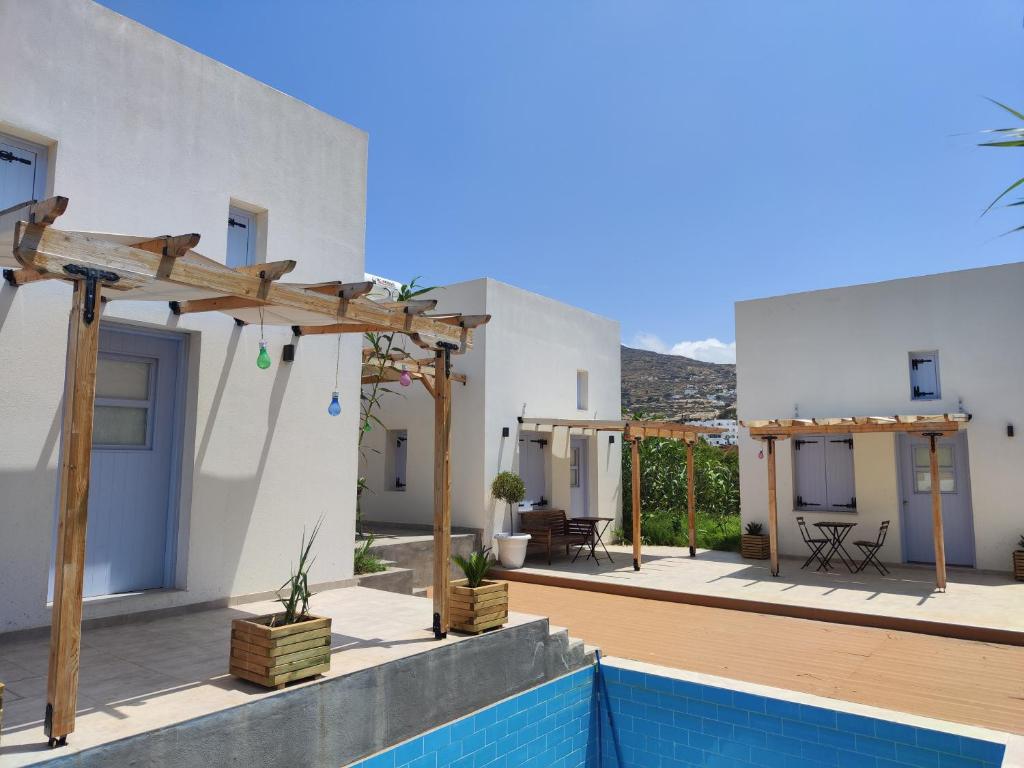 伊奥斯乔拉Ios Endless Blue Luxury Bungalows的享有带游泳池的房子的景色