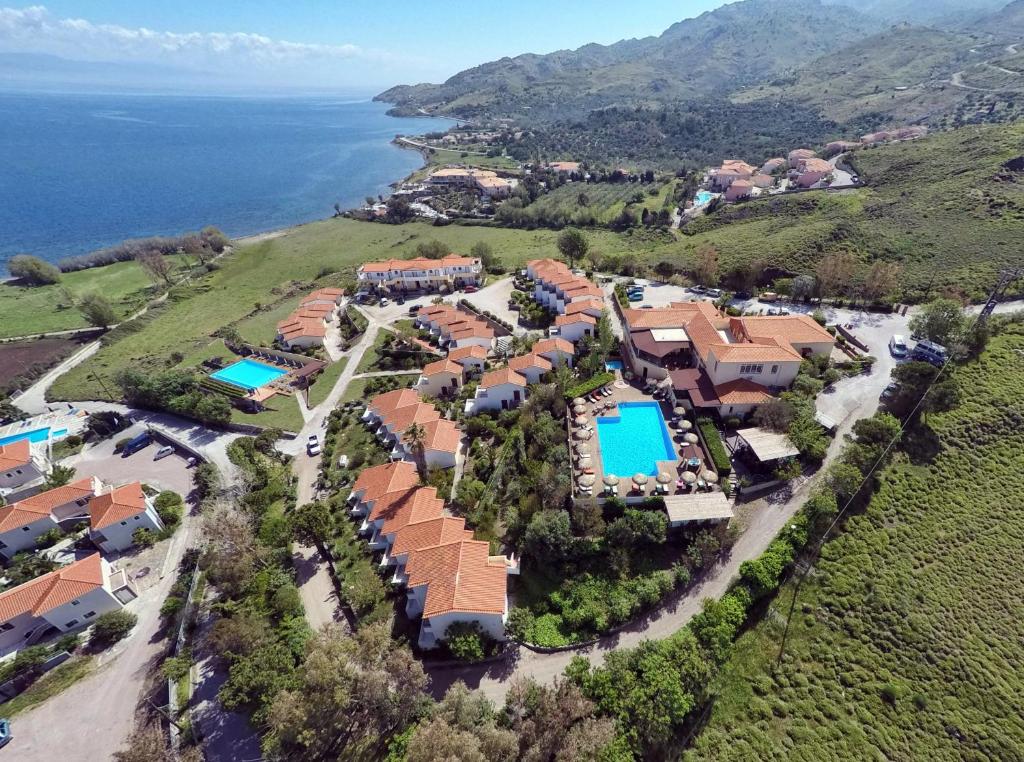米西姆纳Belvedere Aeolis Hotel的享有带游泳池的度假村的空中景致