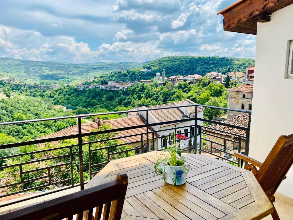 大特尔诺沃Tsarevets panoramic apartments Veliko Tarnovo的观景阳台的木桌