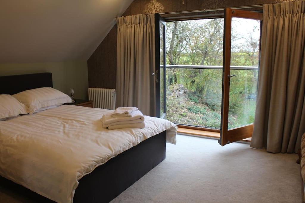 WilbyBoutique double room with countryside views的一间卧室设有一张床和一个大窗户