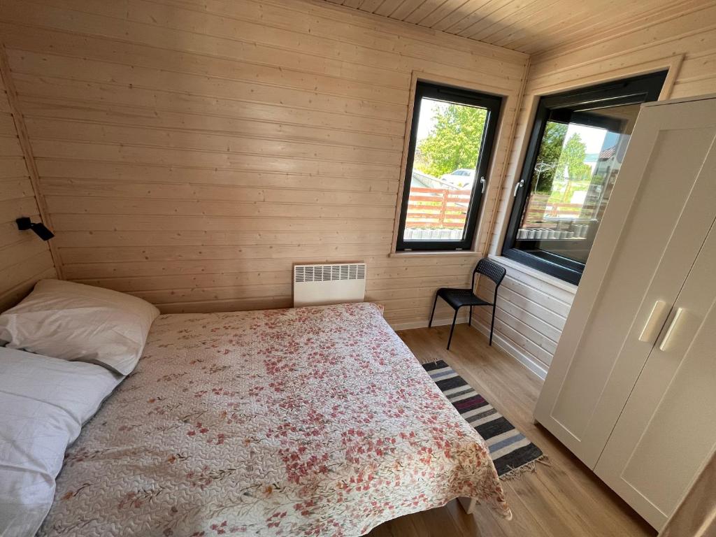 雷瓦Domki Letniskowe Rewa的小房间设有床和窗户