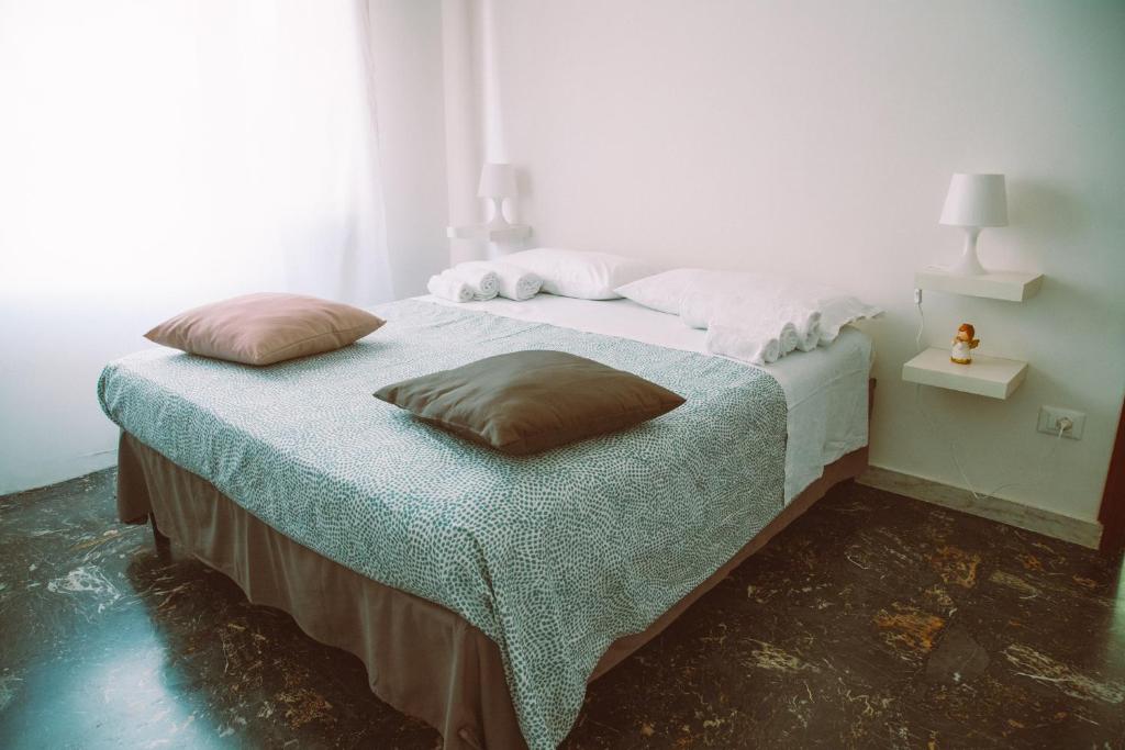 蒙德拉戈内Nupa Apartment的一间卧室配有一张带两个枕头的床