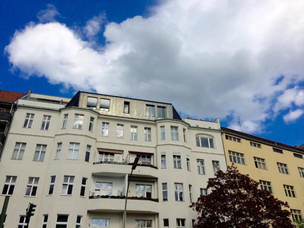 柏林安博特酒店的一座白色的大建筑,背后是天空