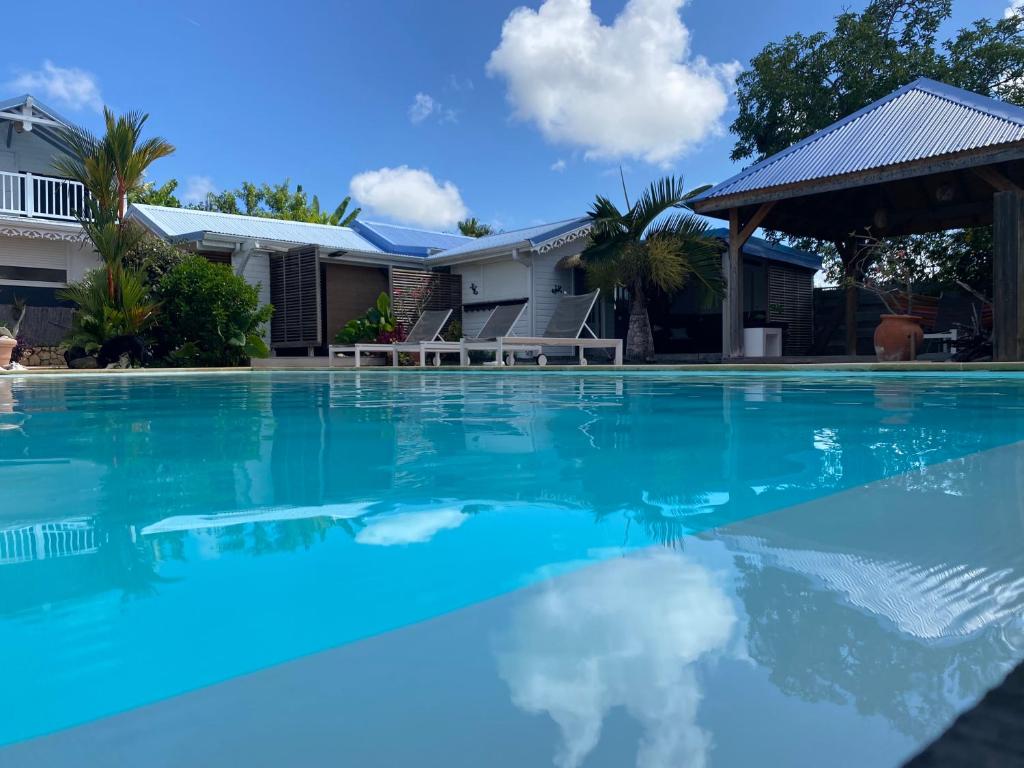 圣弗朗索瓦卡乐巴斯旅馆的一座房子前面的蓝色海水游泳池