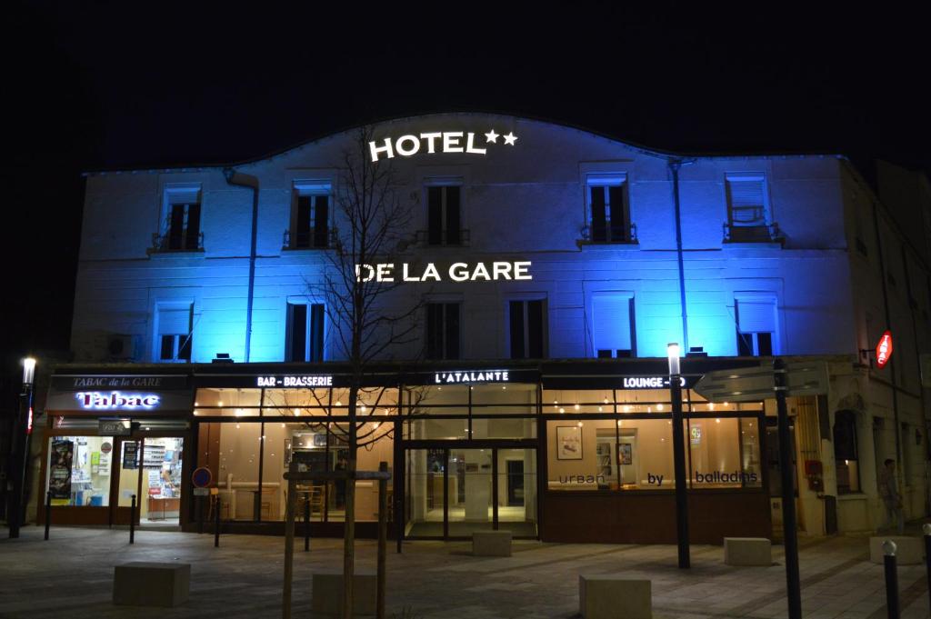 沙托鲁Hotel de la Gare的晚上酒店被亮蓝色