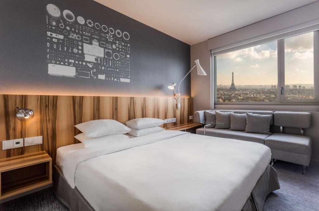 巴黎巴黎星辰广场凯悦酒店的一间设有大床和窗户的酒店客房