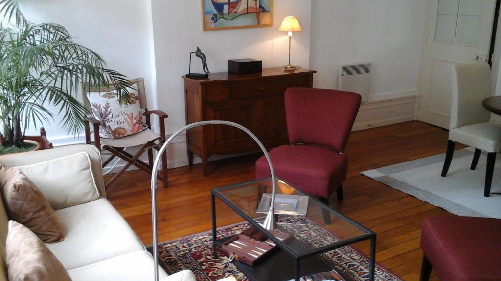 博讷博纳城市套房公寓的客厅配有沙发和两把椅子