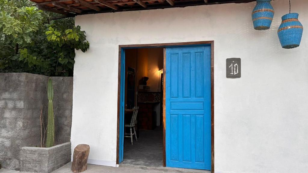 圣阿马鲁Amorada的通往白色房子的蓝色门,配有桌子