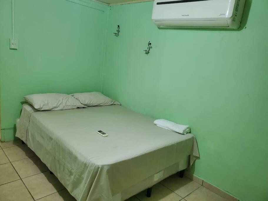 科尔特斯港Apartamentos y Hostal RUDON #4的一间小房间,房间内设有一张床