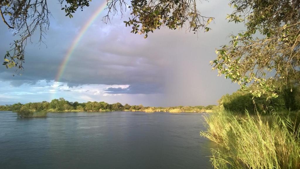 MamonoMobola Lodge的河上空的彩虹