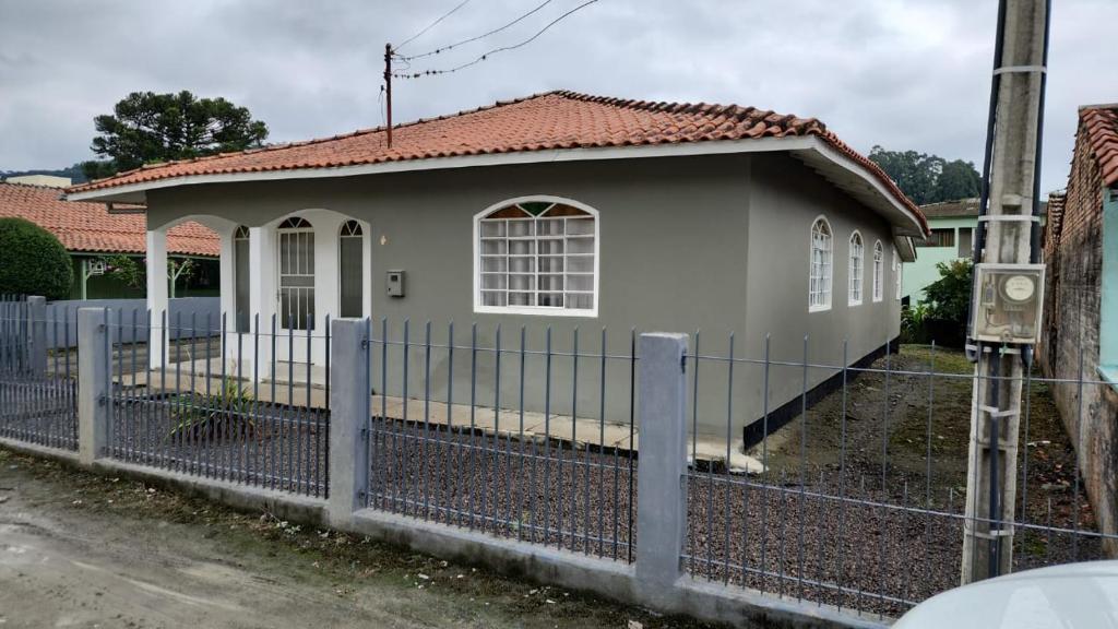 乌鲁比西Casa Recanto Alegria的围栏后面的小房子