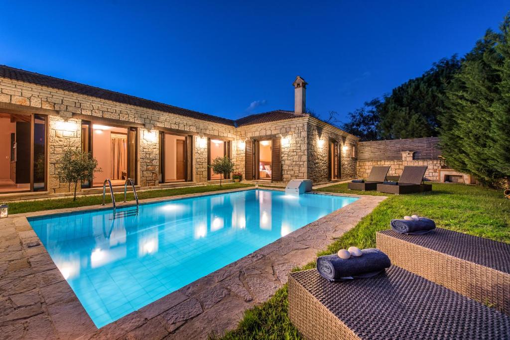 扎金索斯镇Astarte Villas - Kyveli Luxurious Private Villa的一座房子后院的游泳池