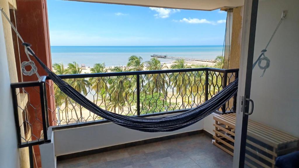 里奥阿查RH03 Riohacha apartamento perfecto para trabajar o vacacionar frente a la playa的海滩景阳台的吊床