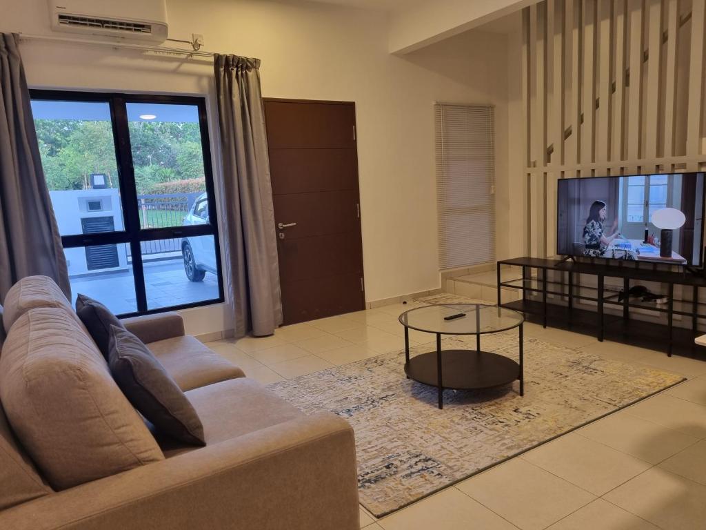 莎阿南Modern 4BR Double Storey @ Setia Alam的客厅配有沙发和桌子