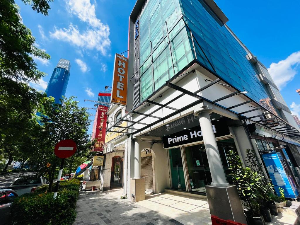 吉隆坡Prime Hotel at TRX Tower的城市街道上建筑物前面的商店