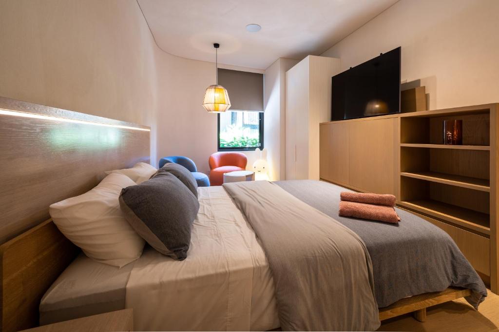 悉尼Paragon的一间带大床和电视的卧室