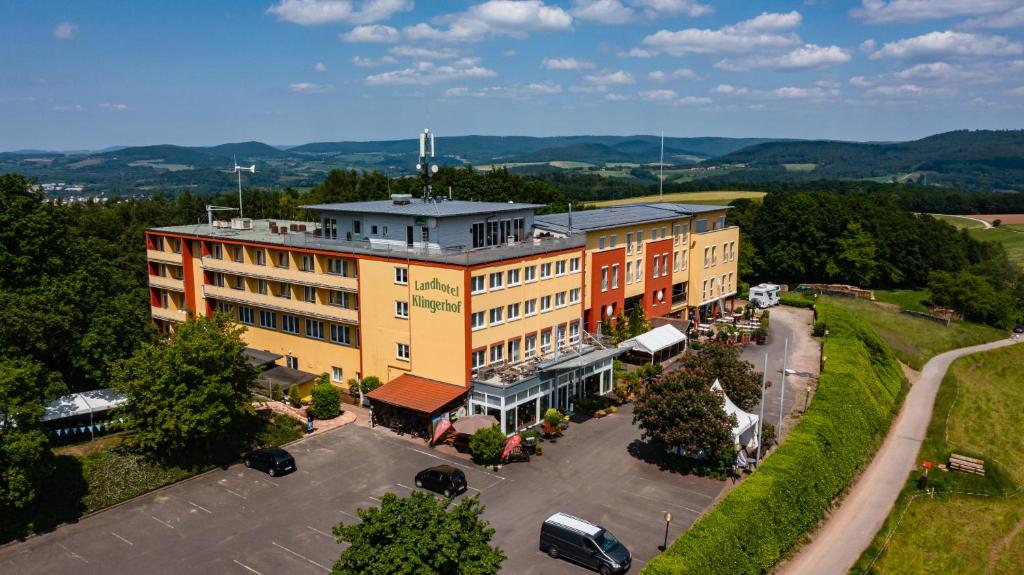 赫斯巴赫科灵格霍夫兰德酒店的享有带停车场的大楼的顶部景色