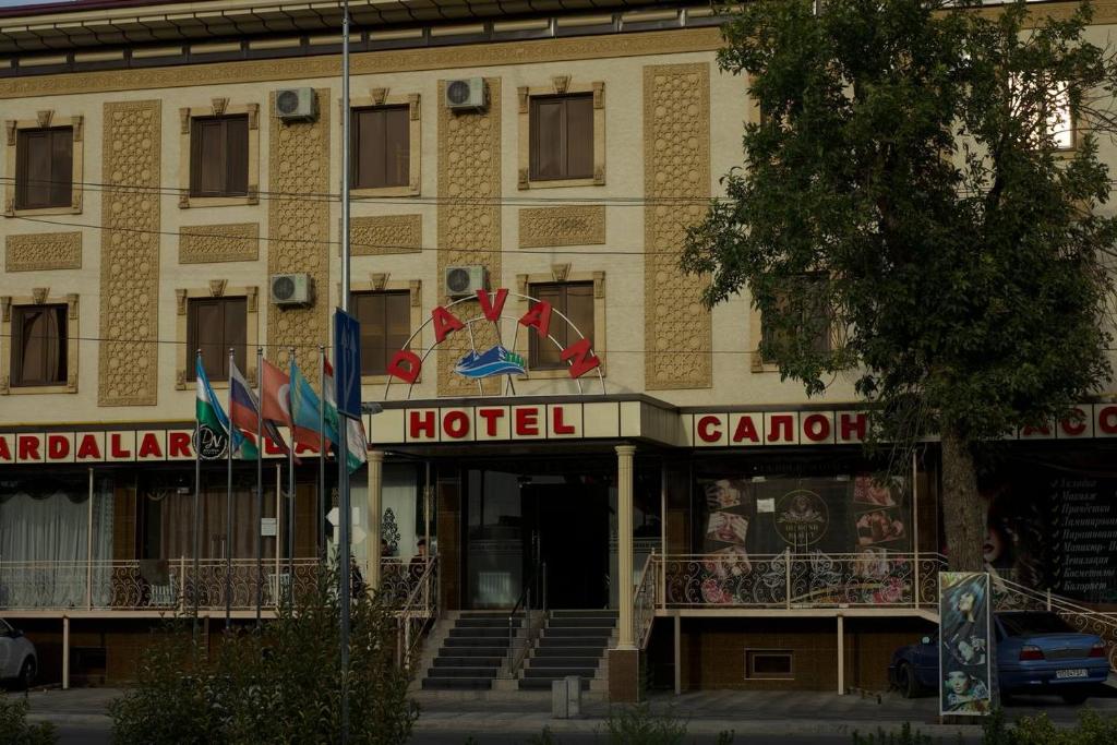 塔什干Davan LUX的前面有很多旗帜的酒店