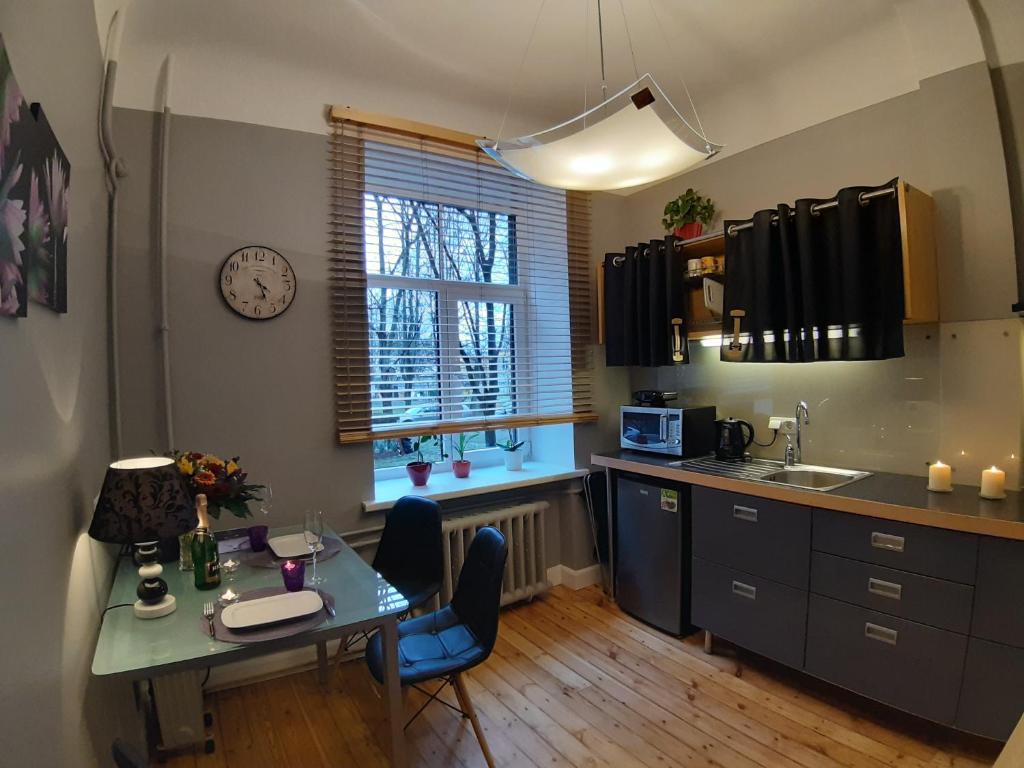 里加Eksporta 10, LUX的厨房配有桌椅和窗户。