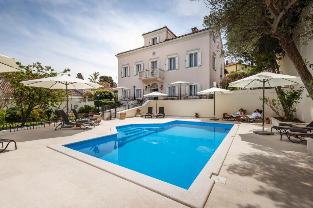 木洛希尼Villa Cassia的别墅前设有游泳池