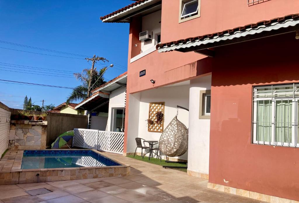 大普拉亚Casa lazer completo 200m da praia的庭院中带游泳池的房子