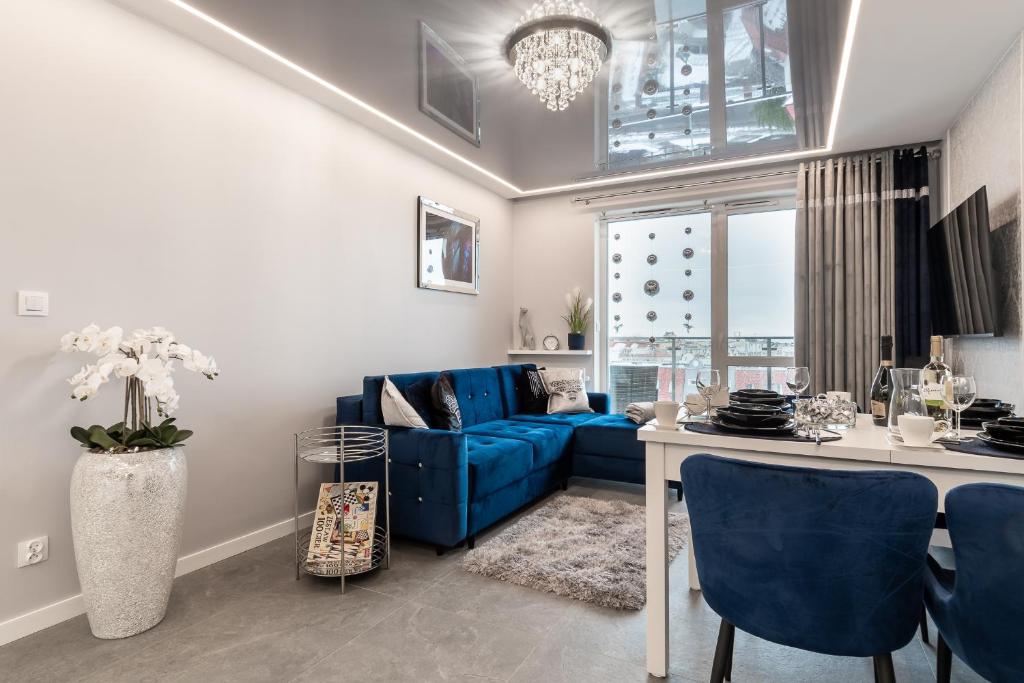 吉日茨科#MazuryGlamour的客厅配有蓝色的沙发和桌子