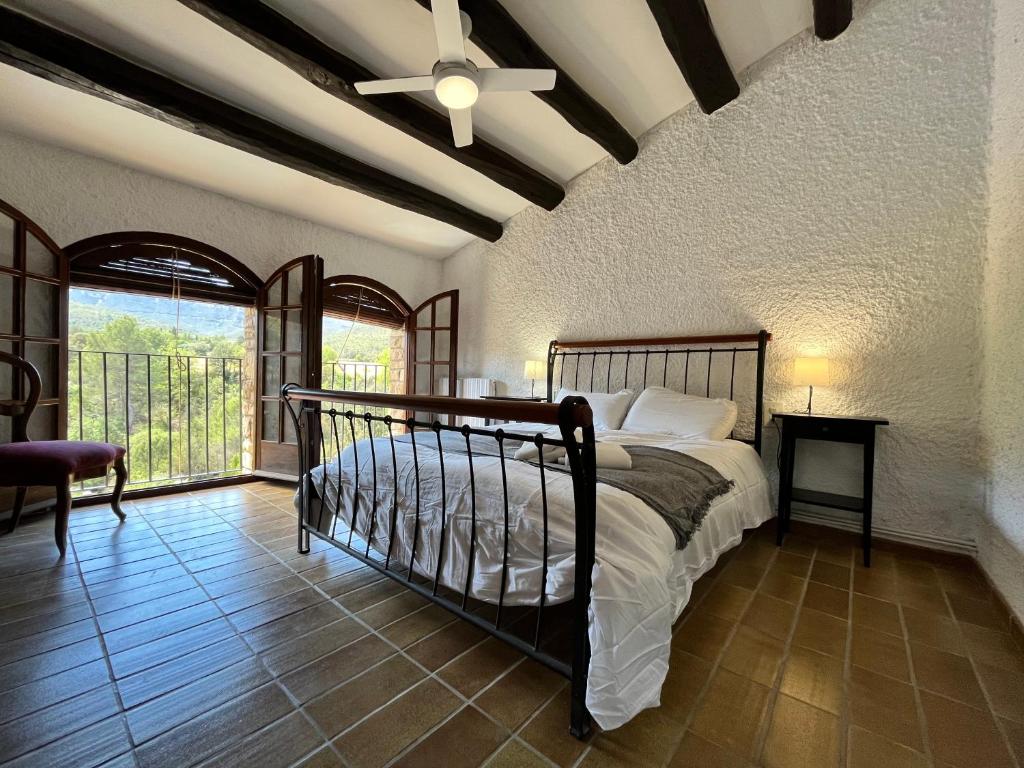 MarganellCal Poldo的一间卧室设有一张床和一个大窗户