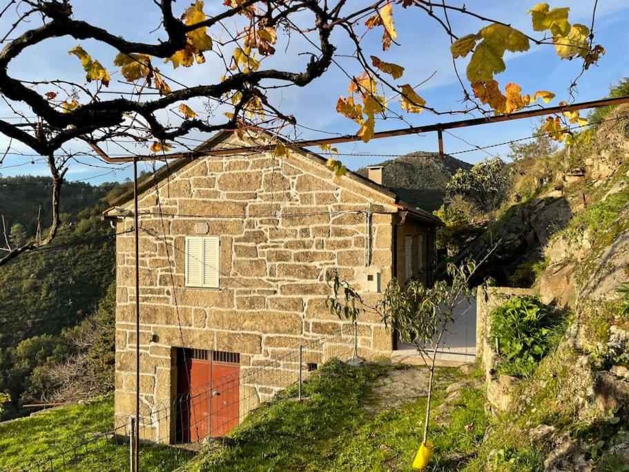 阿尔库什迪瓦尔德维什Casa do Moura的山丘上一座石屋,有红色的门