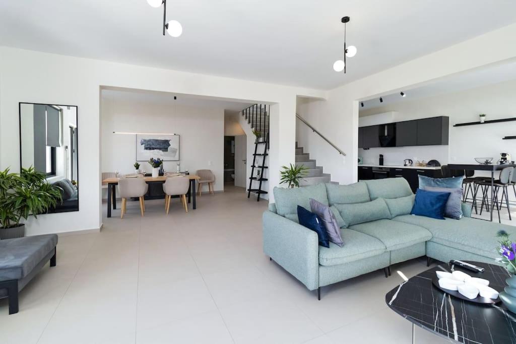 干尼亚Lamzi's Residence的一间带蓝色沙发的客厅和一间厨房
