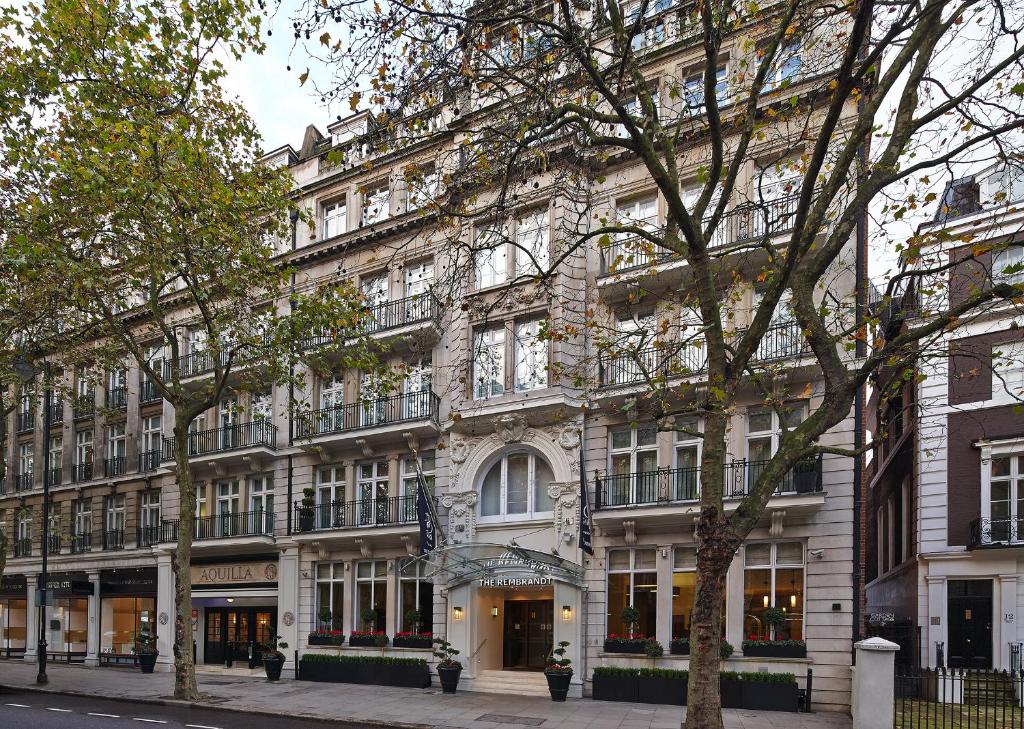 伦敦伦勃朗酒店的街道上带窗户的大型白色建筑
