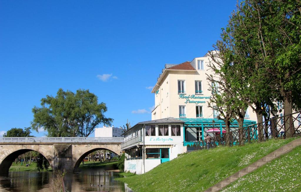 普瓦西鲟鱼酒店的一座桥旁的建筑物