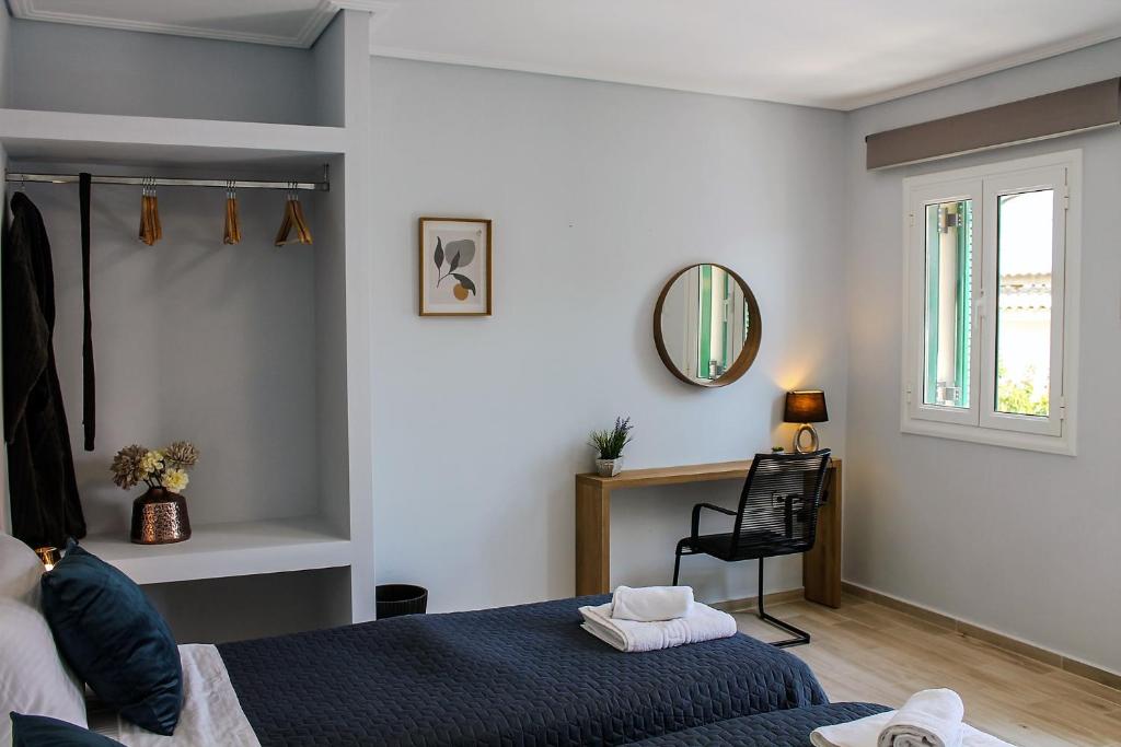 卡西奥皮Wave Luxury Apartments的一间卧室配有蓝色的床和镜子