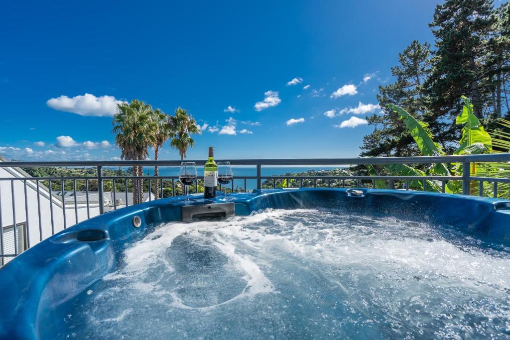 棕榈滩Palm Beach Cottage with Private Spa Pool & Possibly a Cheap Car to rent的泳池内的热水浴池