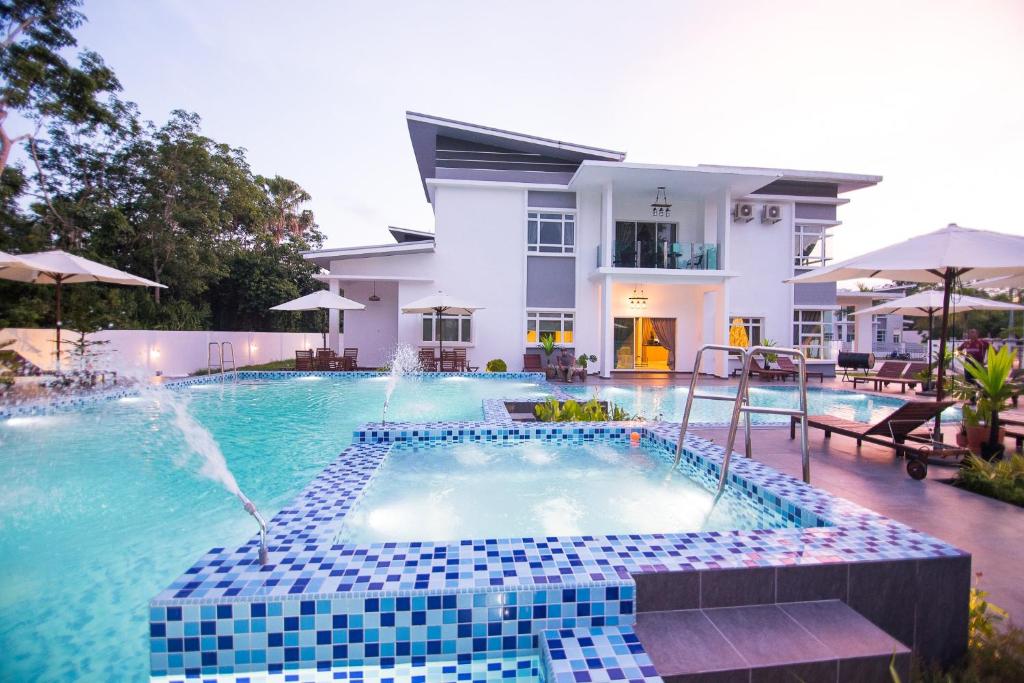 马六甲The Duyong Dream的一座房子前面带喷泉的游泳池