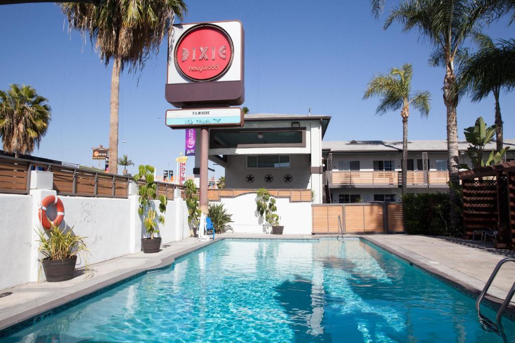 洛杉矶迪克西好莱坞酒店的一座拥有百事标志和棕榈树的游泳池
