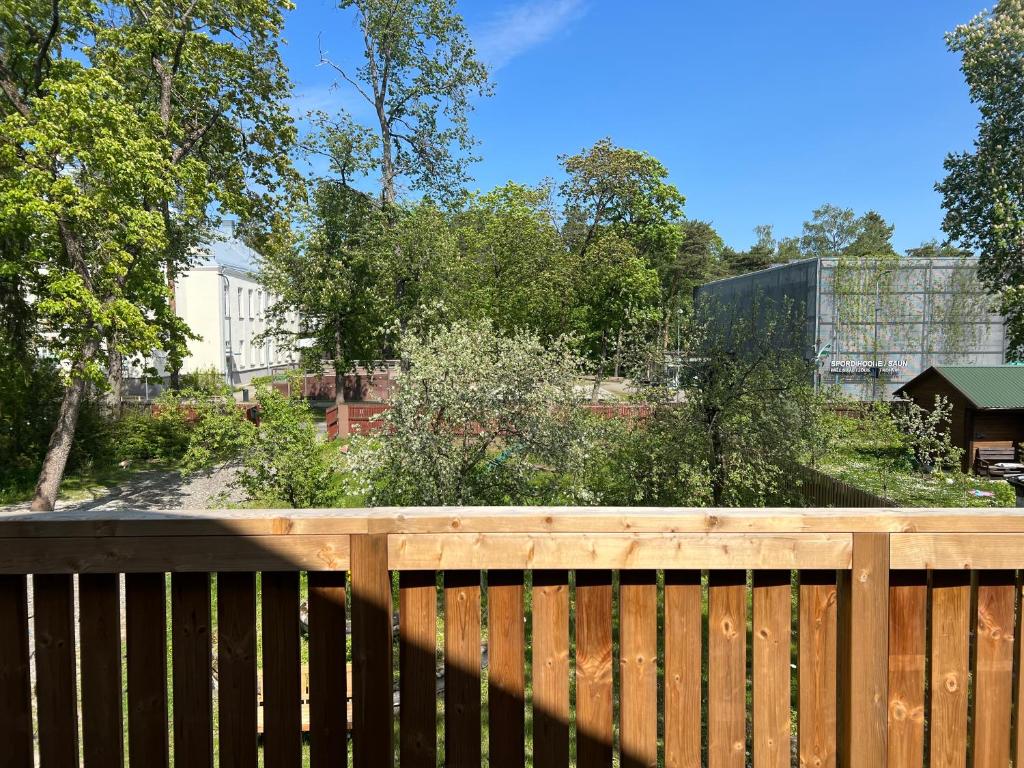 塔林Nõmme Apartments的后方设有花园的木栅栏