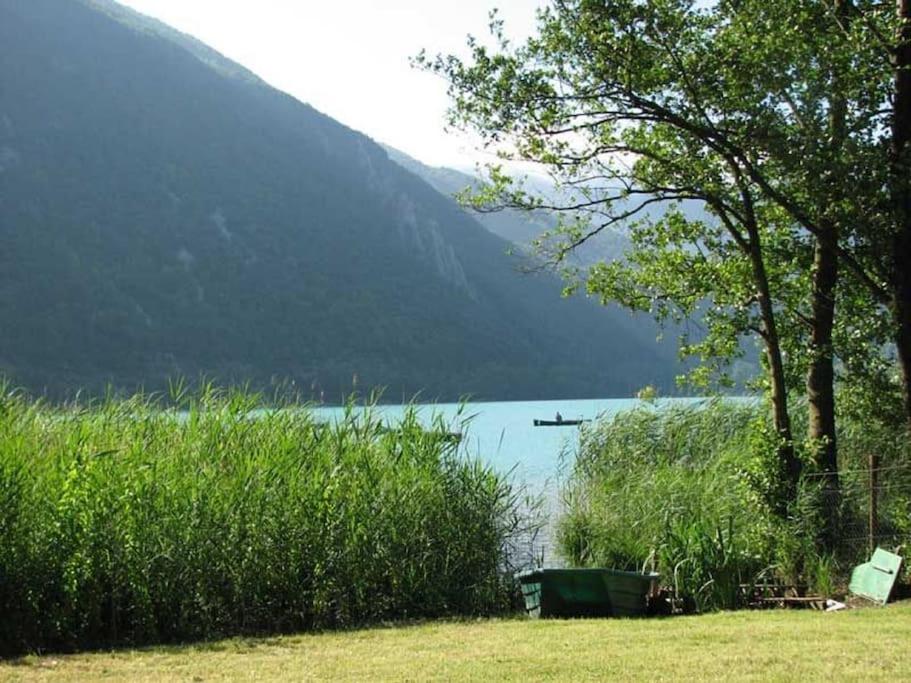 NancesChalet les pieds dans l'eau Lac Aiguebelette的享有湖泊美景,在水面上划船