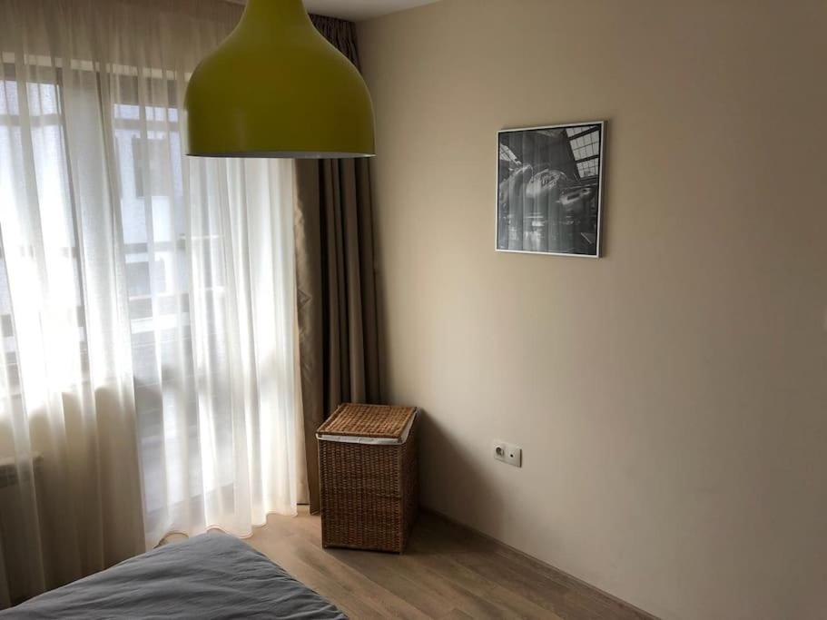 班斯科2 BED APARTMENT IN BANSKO RESORT的一间卧室配有一张床和一个绿灯