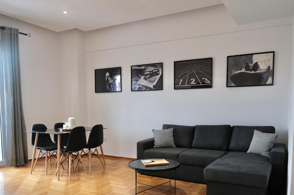 比雷埃夫斯SynPiraeus Apartments & Studios的客厅配有沙发和桌椅