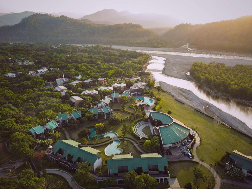 兰纳加Namah Resort Jim Corbett, a member of Radisson Individuals的享有毗邻河流的度假胜地的空中景致