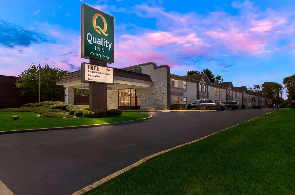 南本德Quality Inn South Bend near Notre Dame的建筑前有标志的酒店