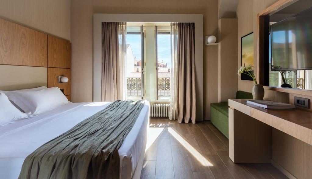 米兰克里斯托佛罗克伦伯世界酒店的一间设有大床和窗户的酒店客房